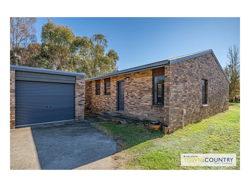 1 & 2/22 Samuelson Crescent, Armidale NSW 2350