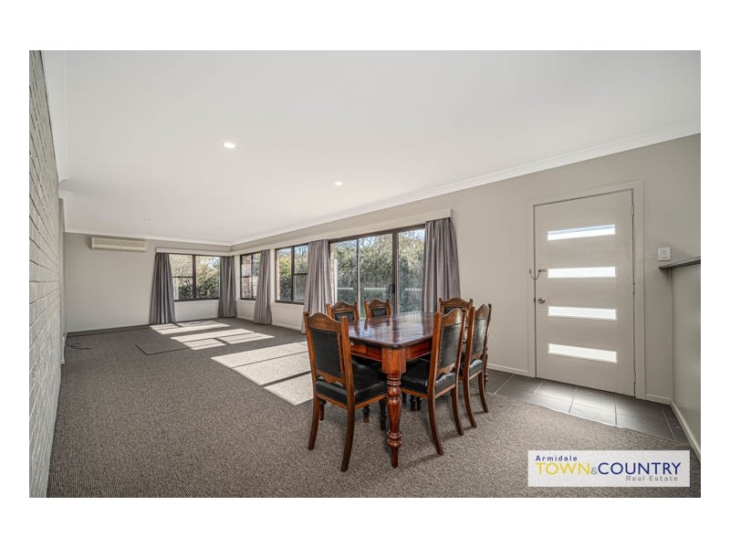 1 & 2/22 Samuelson Crescent, Armidale NSW 2350