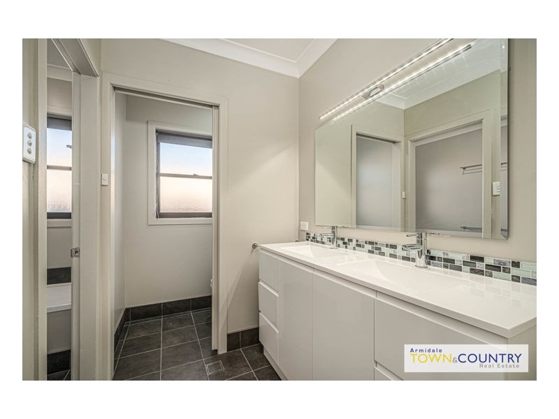 1 & 2/22 Samuelson Crescent, Armidale NSW 2350