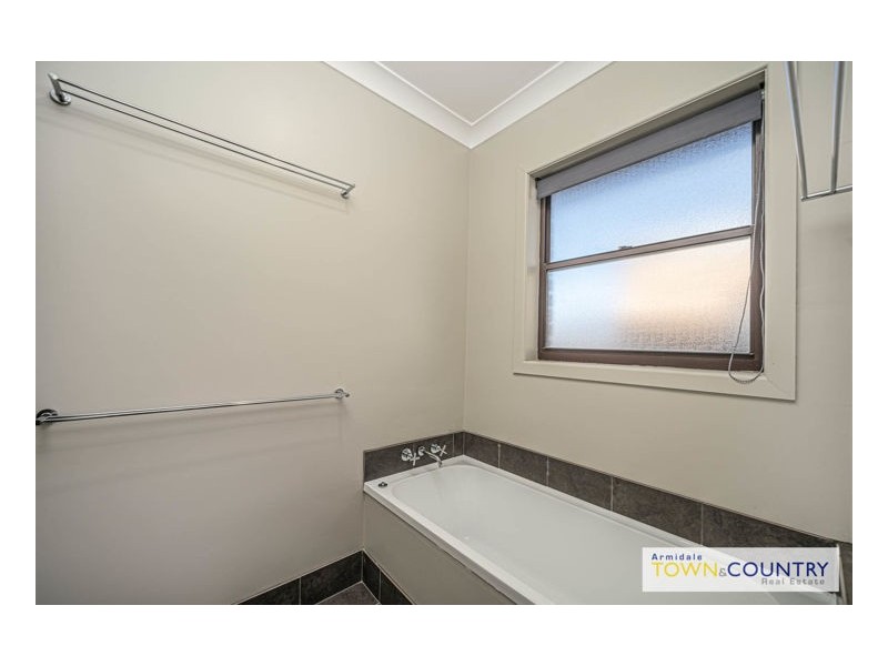 1 & 2/22 Samuelson Crescent, Armidale NSW 2350