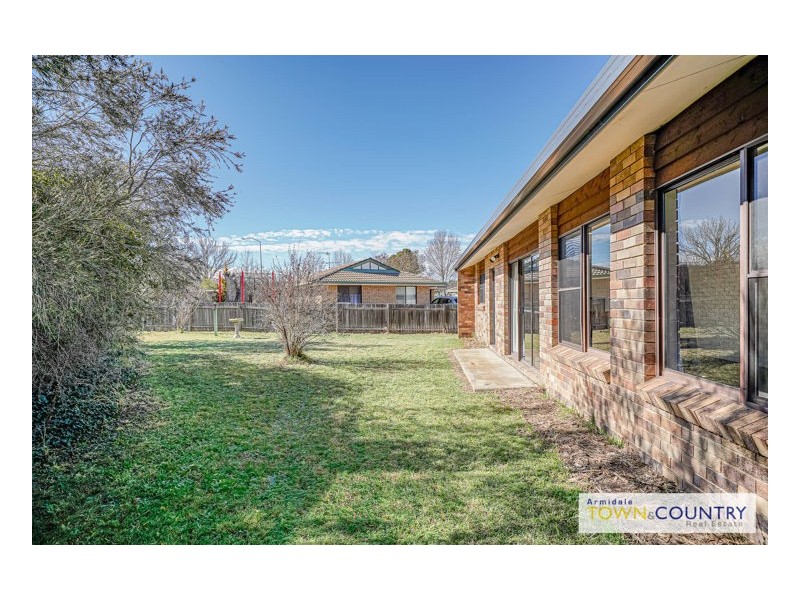 1 & 2/22 Samuelson Crescent, Armidale NSW 2350