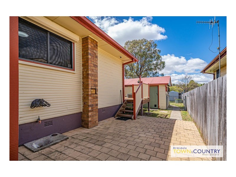 2 Claude Street, Armidale NSW 2350