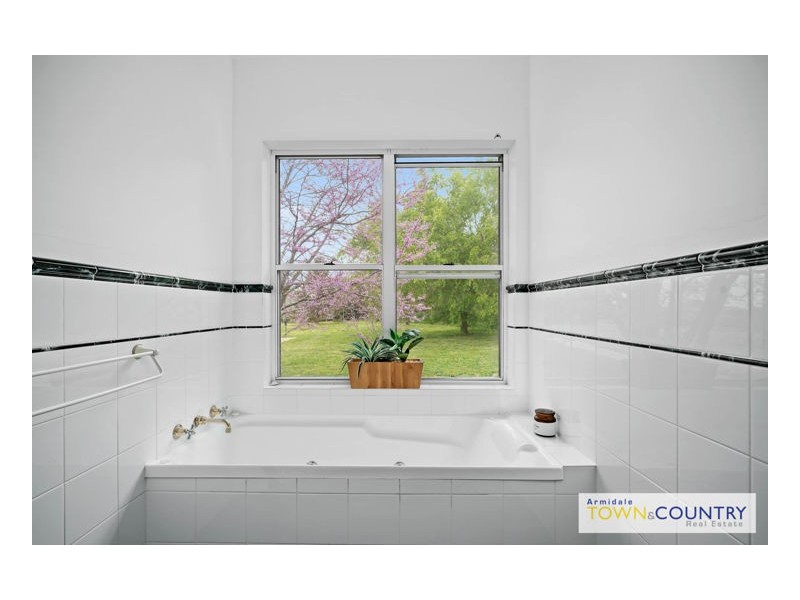 13 Red Hill Way, Armidale NSW 2350