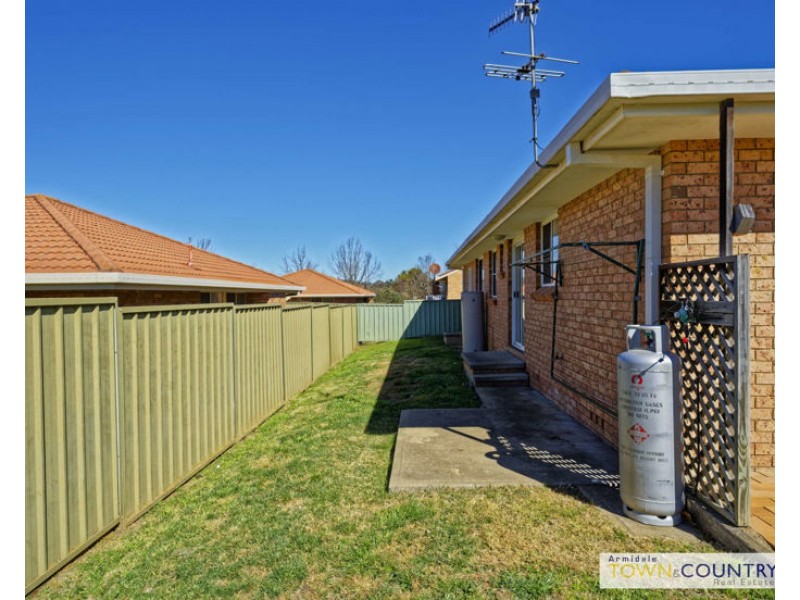 2B Fiona Place, Armidale NSW 2350