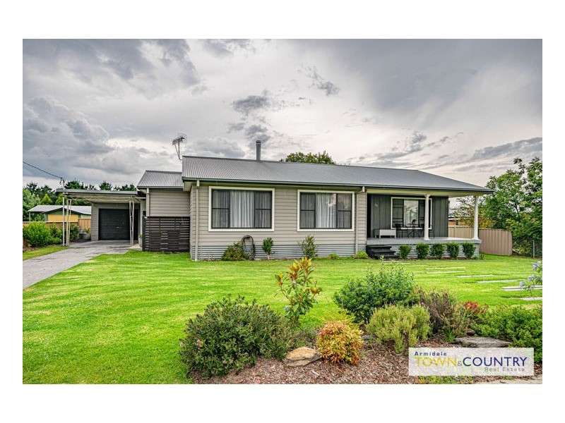 35 Rowan Avenue, Uralla NSW 2358