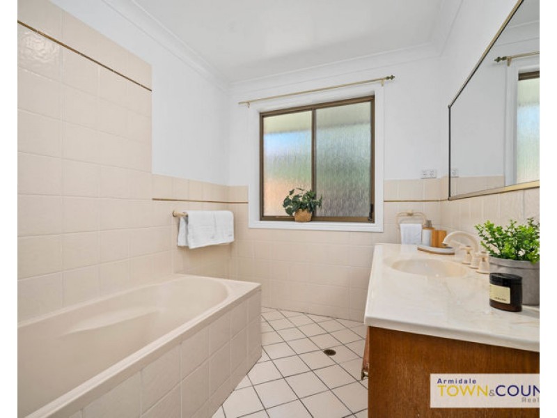 11 Newbury Drive, Armidale NSW 2350