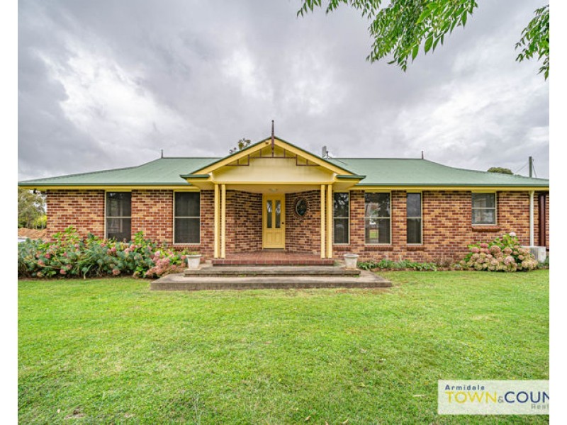 6 Campbell Parade, Armidale NSW 2350