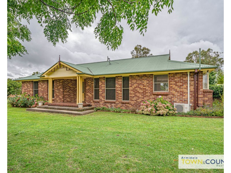 6 Campbell Parade, Armidale NSW 2350