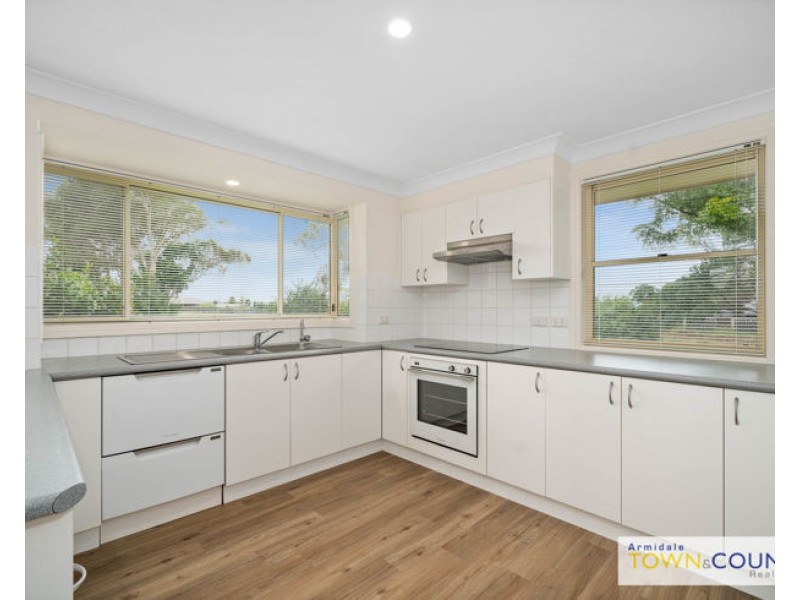 6 Campbell Parade, Armidale NSW 2350