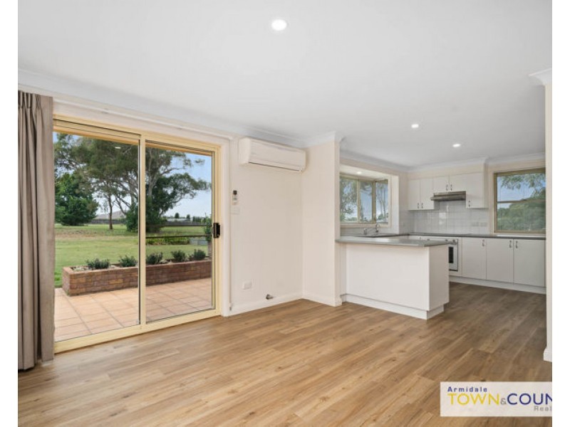 6 Campbell Parade, Armidale NSW 2350