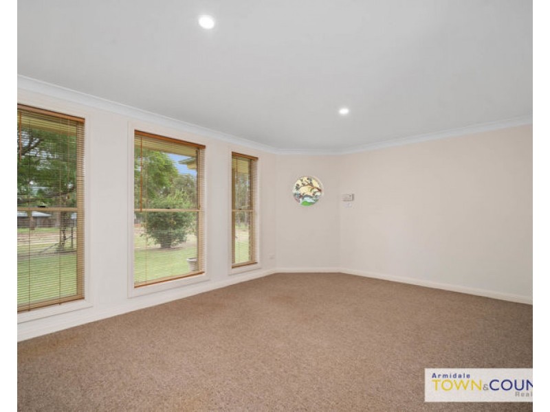 6 Campbell Parade, Armidale NSW 2350