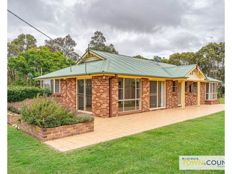 6 Campbell Parade, Armidale NSW 2350