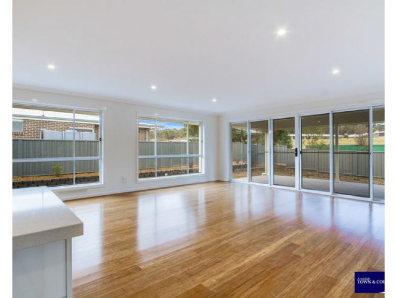 16 Albion Close, Armidale NSW 2350