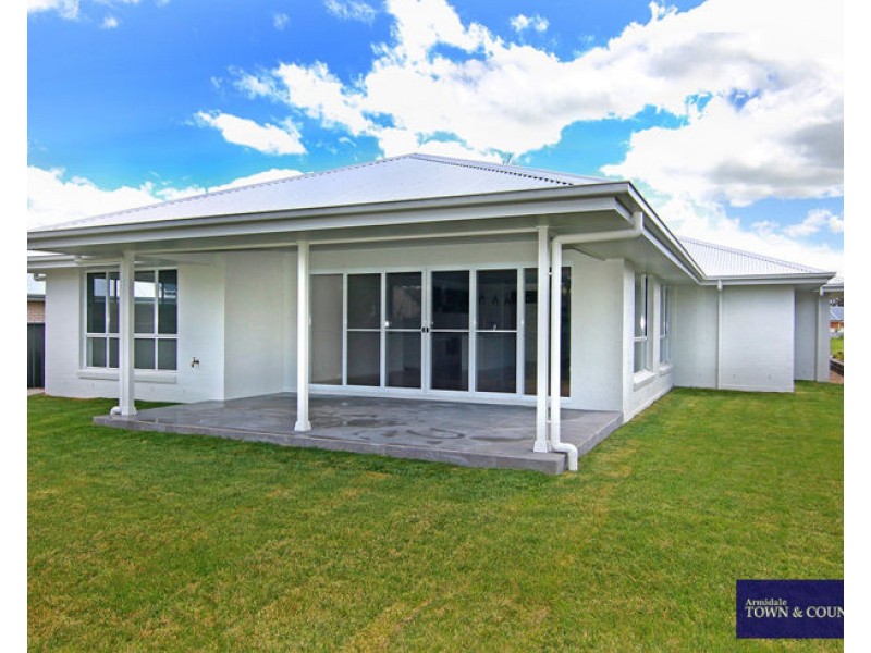 16 Albion Close, Armidale NSW 2350