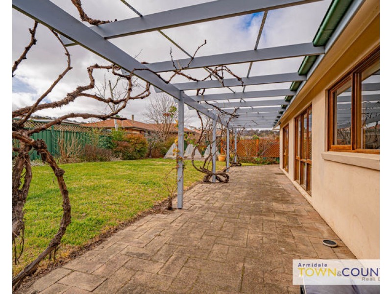 2 Eva Place, Armidale NSW 2350