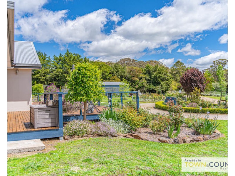 33 Yellowbox Drive, Armidale NSW 2350