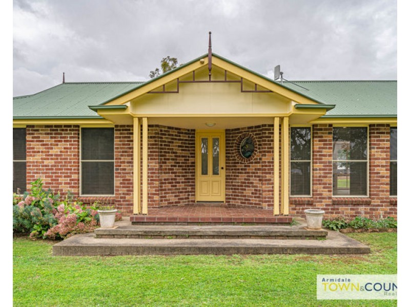 17 Campbell Parade, Armidale NSW 2350