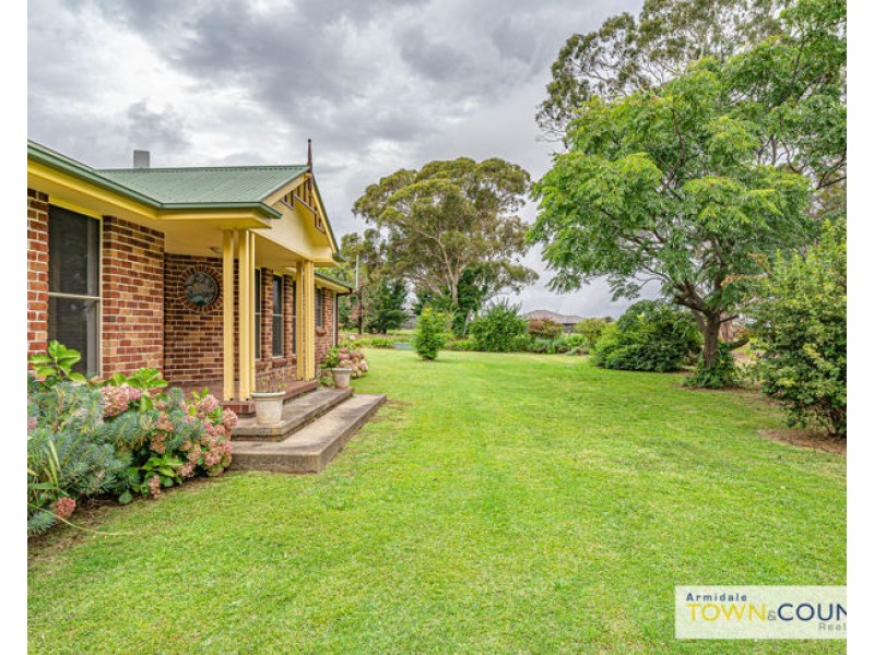 17 Campbell Parade, Armidale NSW 2350