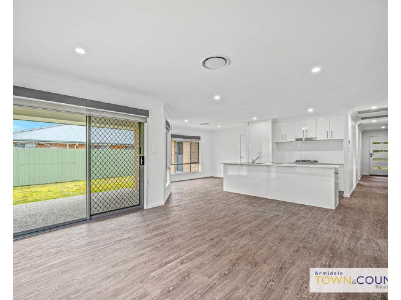 6 McCrossin Street, Uralla NSW 2358