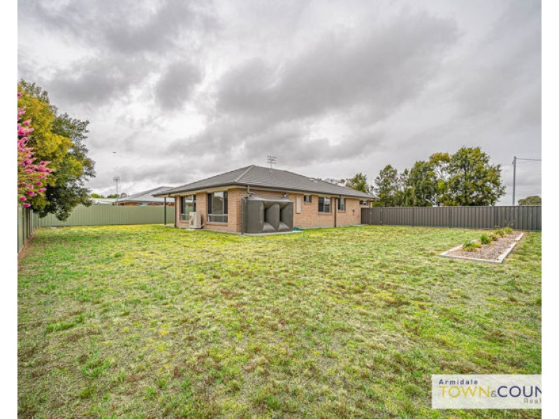 6 McCrossin Street, Uralla NSW 2358