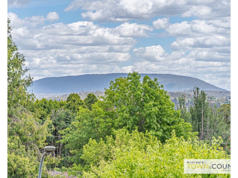 6 Bishop Crescent, Armidale NSW 2350