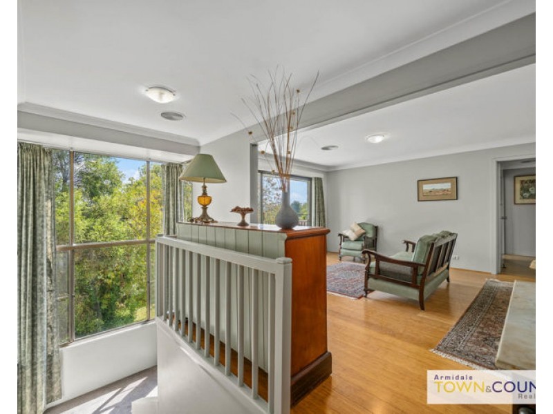 6 Bishop Crescent, Armidale NSW 2350