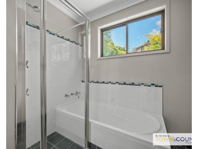 6 Bishop Crescent, Armidale NSW 2350