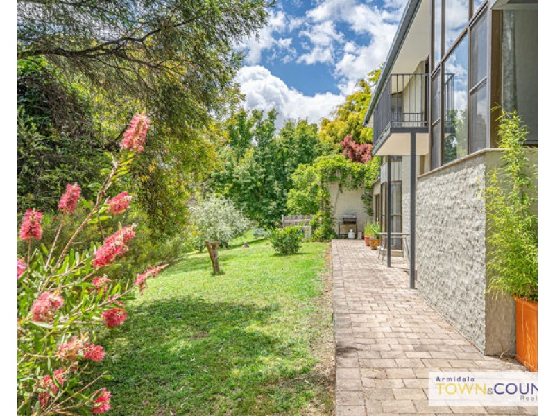 6 Bishop Crescent, Armidale NSW 2350