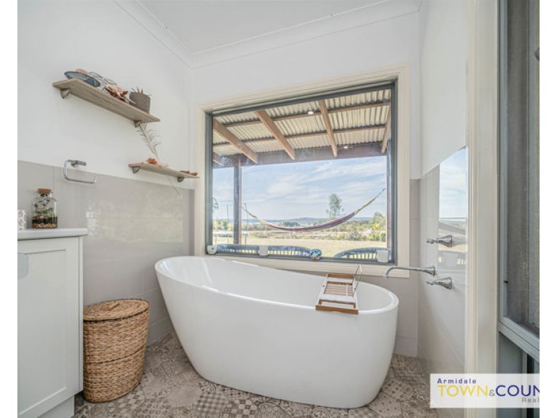 27 Durham Road, Armidale NSW 2350