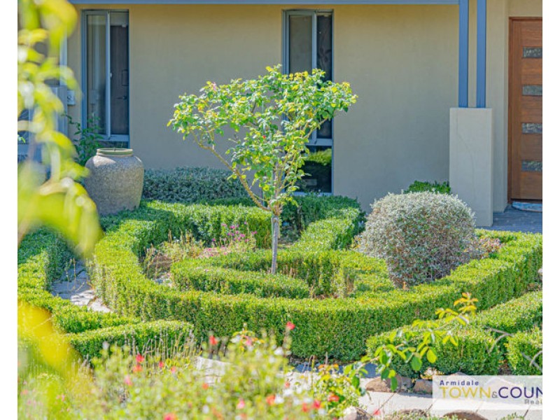 27 Durham Road, Armidale NSW 2350