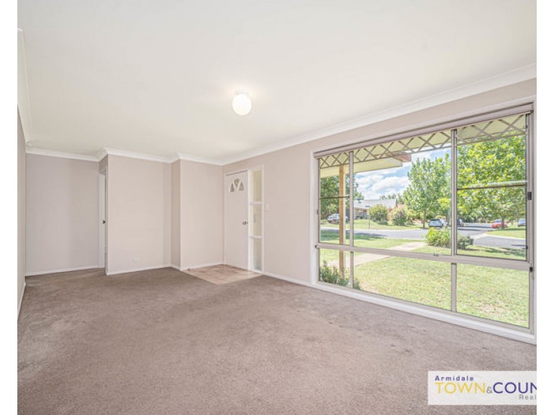 8 Fiona Place, Armidale NSW 2350