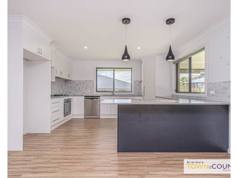 14 Peterson Drive, Armidale NSW 2350
