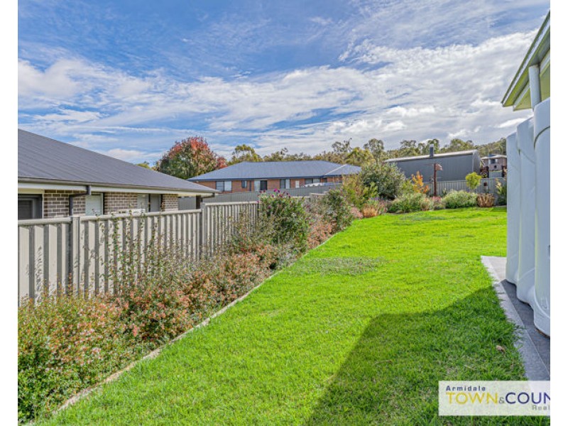 14 Peterson Drive, Armidale NSW 2350