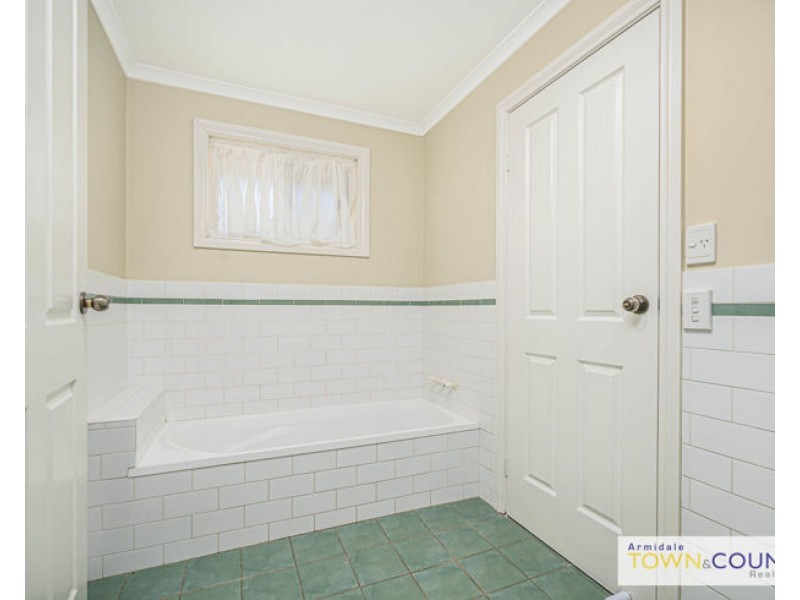 8 Erin Court, Armidale NSW 2350