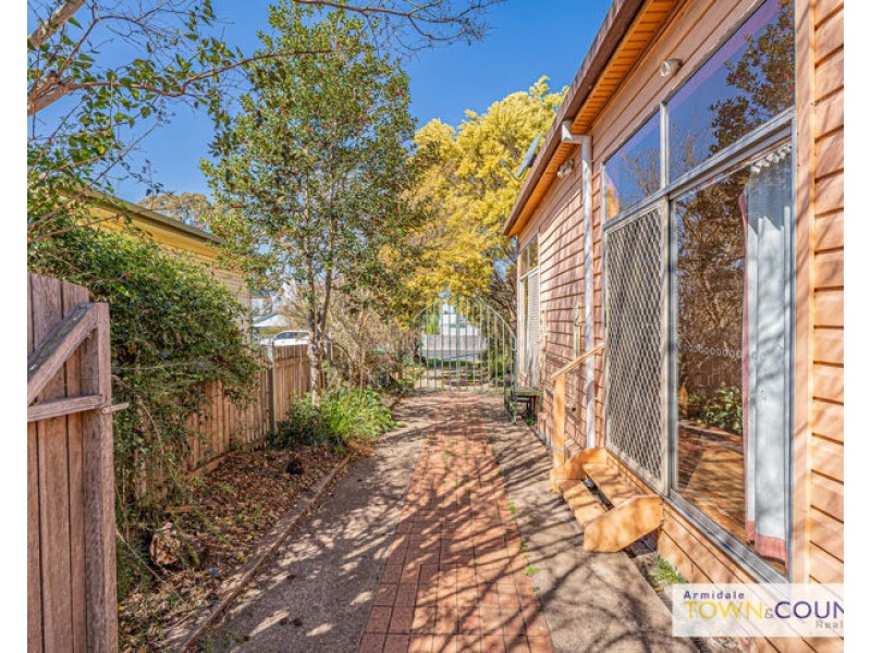 9A Crescent Street, Armidale NSW 2350