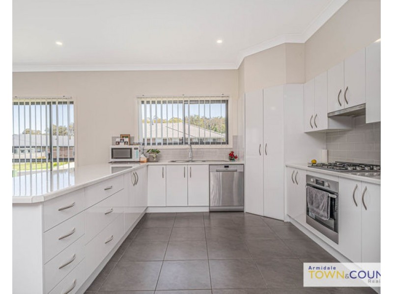 2 Beatrice Close, Armidale NSW 2350