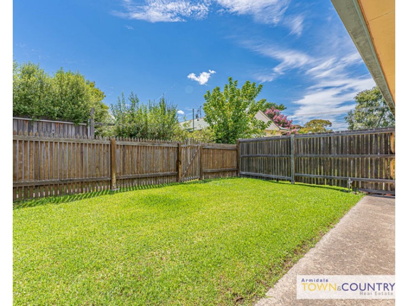 2/10 Dawson Avenue, Armidale NSW 2350