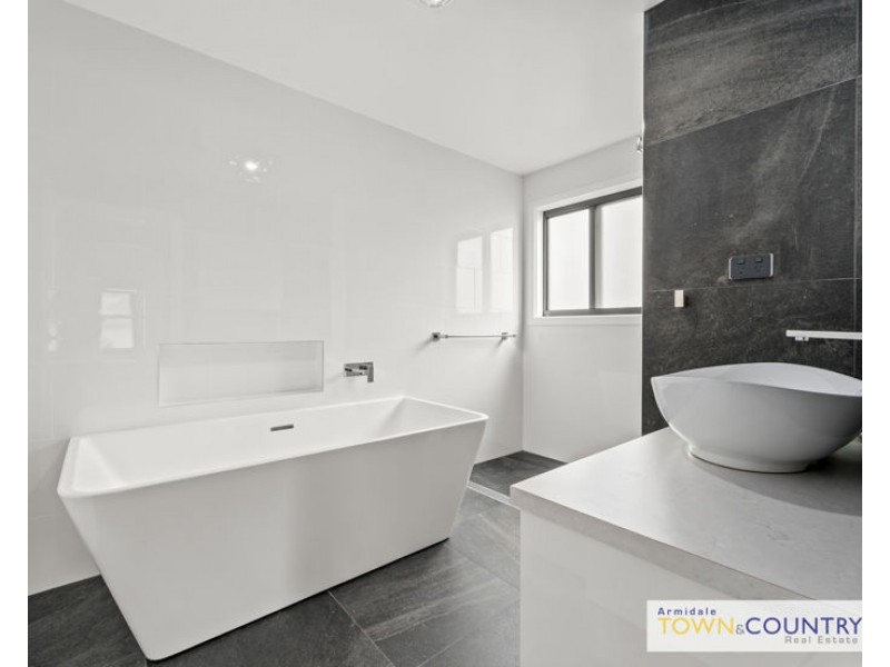 18 Grandview Crescent, Armidale NSW 2350