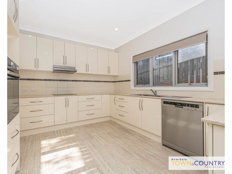 2/11 Birch Crecsent, Armidale NSW 2350