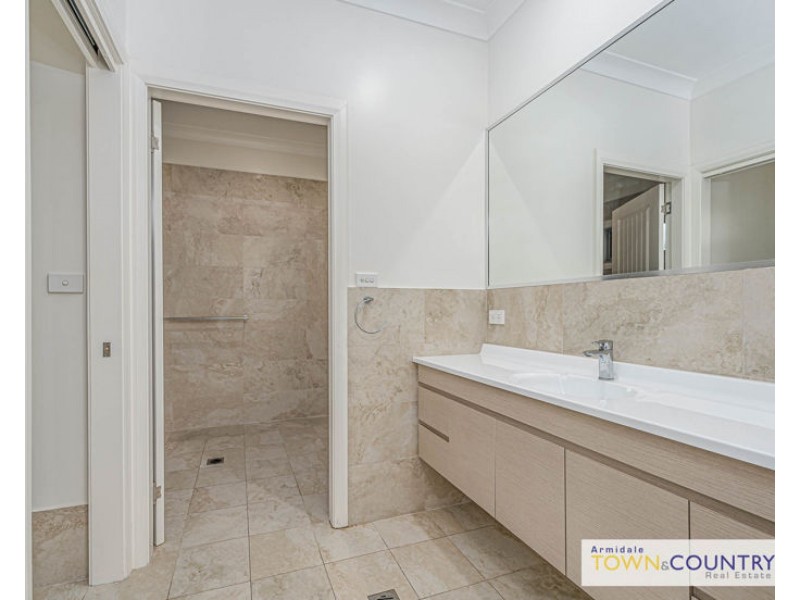 2/11 Birch Crecsent, Armidale NSW 2350