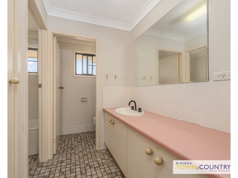 2 Howard Place, Armidale NSW 2350