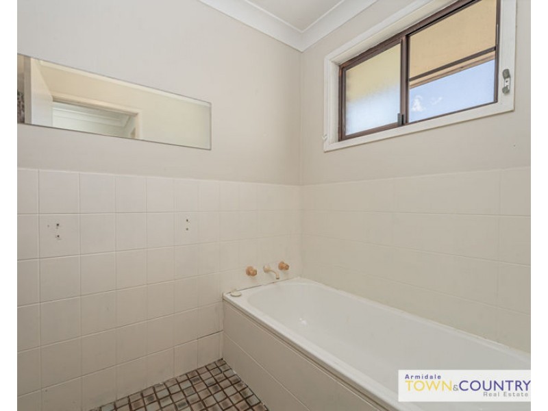 2 Howard Place, Armidale NSW 2350