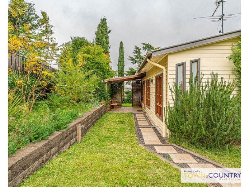 27 Laurence Avenue, Armidale NSW 2350