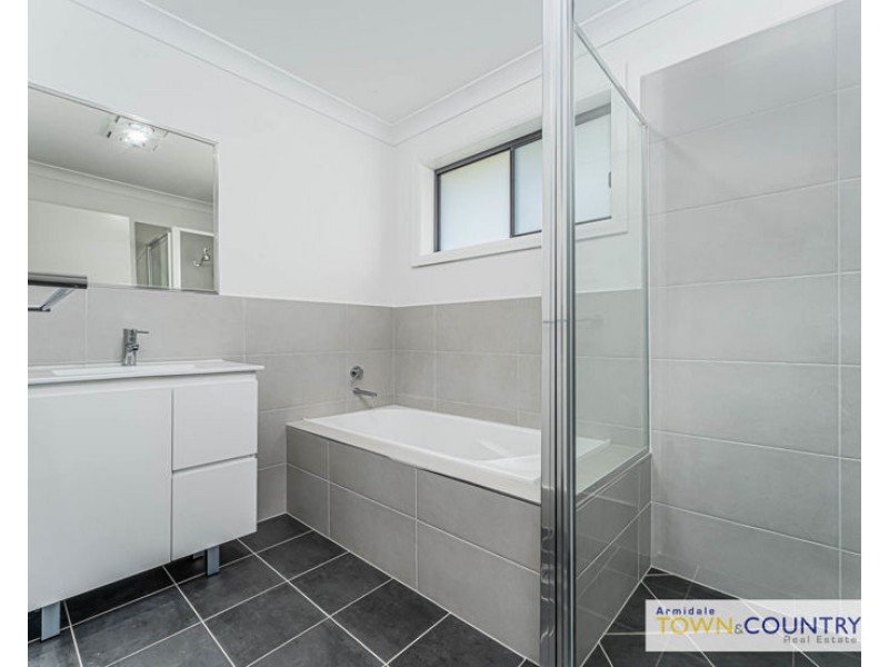 1/2 Frizell Crescent, Armidale NSW 2350