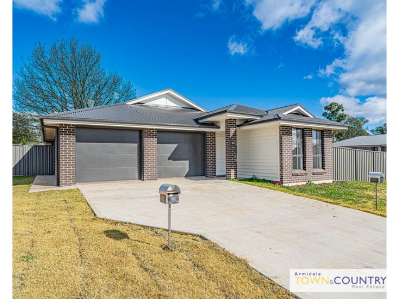2/2 Frizell Crescent, Armidale NSW 2350