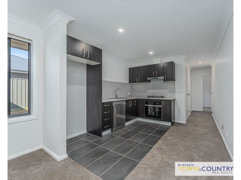 2/2 Frizell Crescent, Armidale NSW 2350