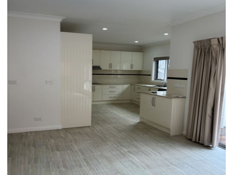 2/11 Birch Cres, Armidale NSW 2350