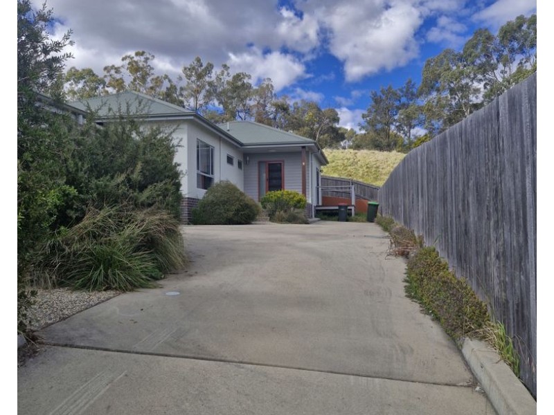 2/11 Birch Cres, Armidale NSW 2350