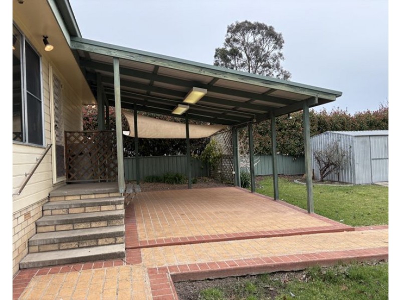 9 Church Ave, Uralla NSW 2358