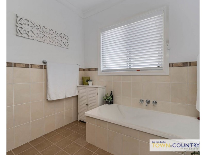 12 Hardinge Street, Guyra NSW 2365